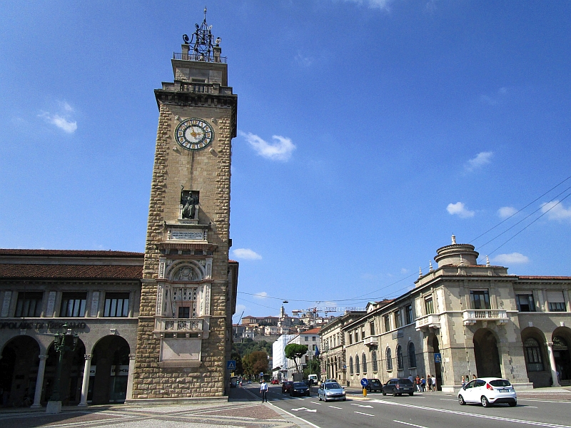 Torre dei Caduti in der Unterstadt Bergamo