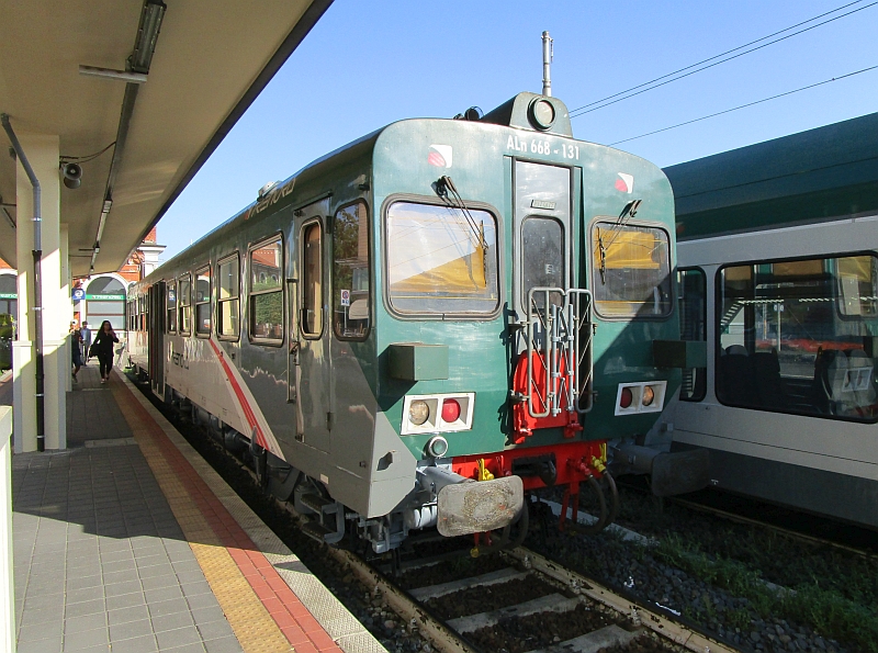 Dieseltriebzug der Reihe ALn 668 im Bahnhof Brescia