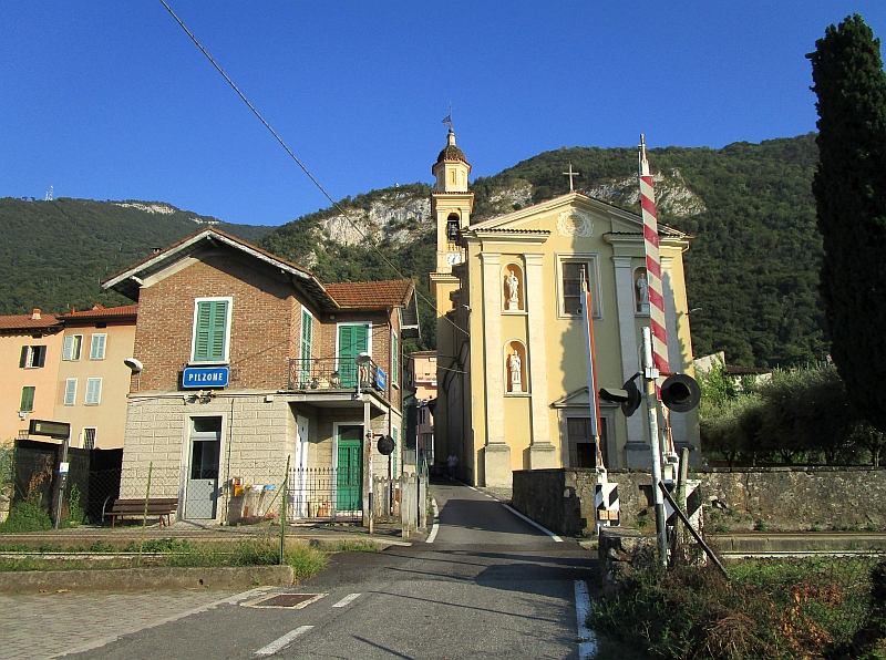 Bahnhof Pilzone und Dorfkirche Chiesa Parrocchiale della Madonna Assunta