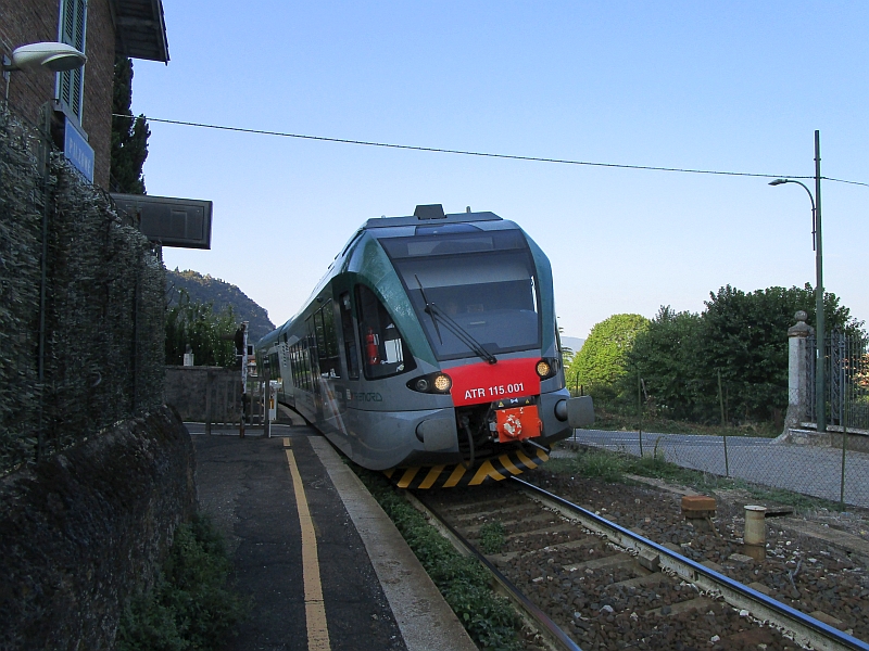 Einfahrt eines GTW von Trenord am Haltepunkt Pilzone