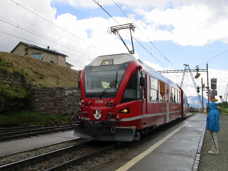 Einfahrt eines Allegra-Triebzugs in den Bahnhof Alp Grüm