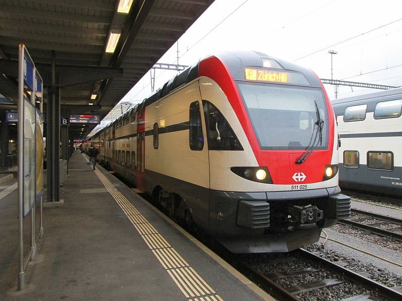 RegioDosto-Triebzug im Bahnhof Chur