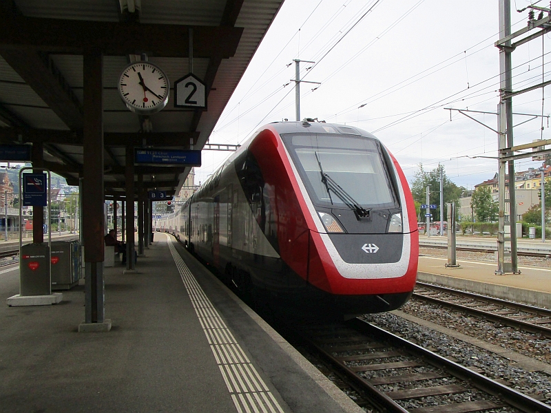 Einfahrt eines Twindexx-Zugs in den Bahnhof St. Gallen