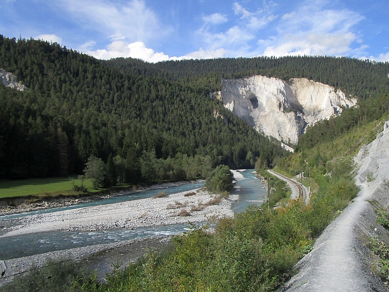 Fußweg oberhalb der Bahnstrecke im Rheintal