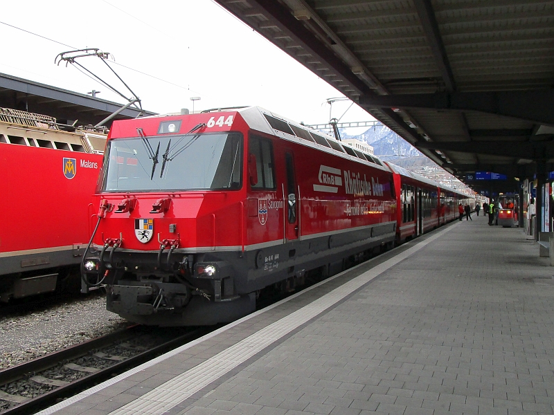 Lok der Bauart Ge 4/4 III vor dem Zug von Chur nach St. Moritz