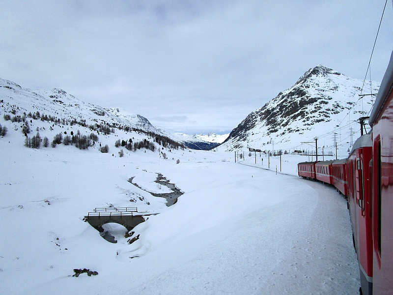 Blick auf den Zugschluss bei der Fahrt durch das Val Bernina