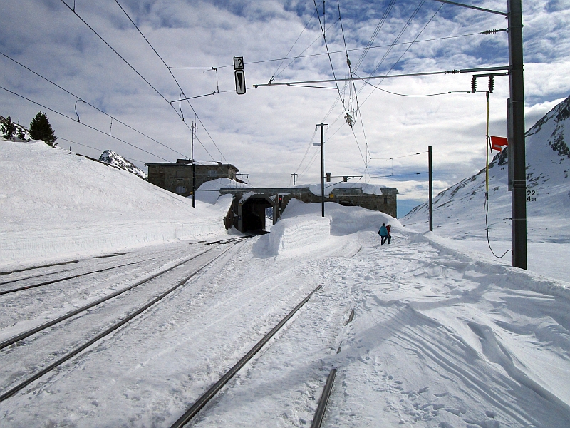 Gleise am Bahnhof Ospizio Bernina, das rechte Gleis führt zu einer gedeckten Drehscheibe für Schneepflüge und Schneeschleudern