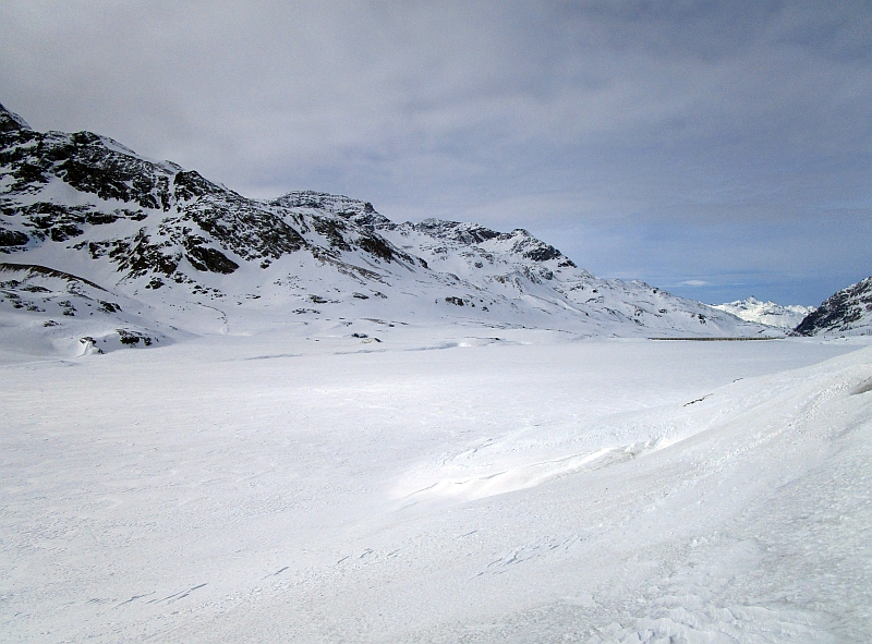 Stausee Lago Bianco unter einer Schneedecke