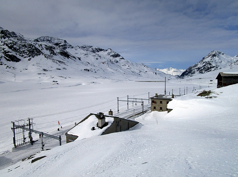 Bahnstrecke und Bahnhof Ospizio Bernina am Lago Bianco