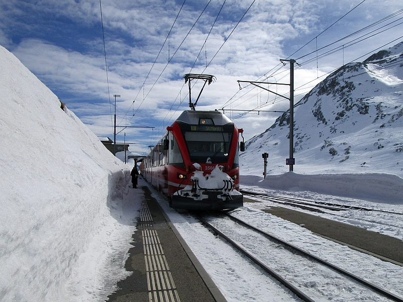 Einfahrt eines Allegra-Triebzugs am Bahnhof Ospizio Bernina