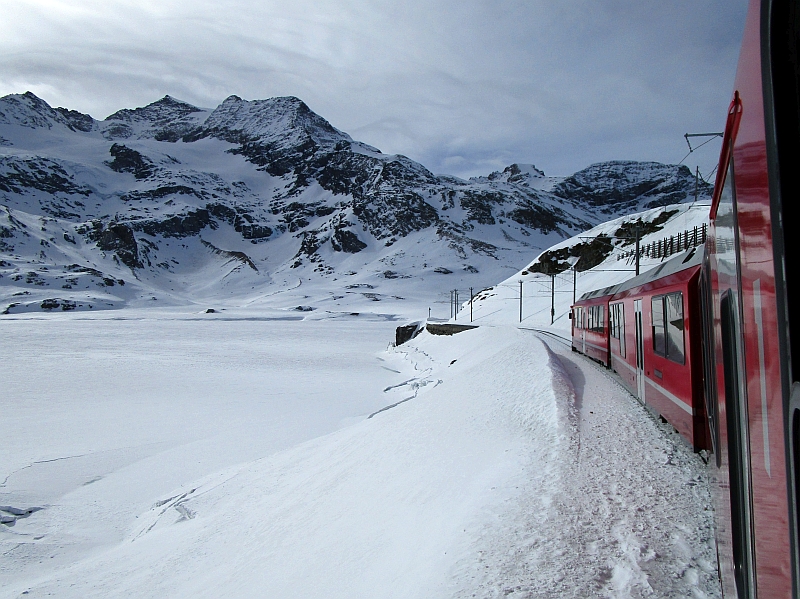Blick aus dem fahrenden Zug auf der Berninabahn