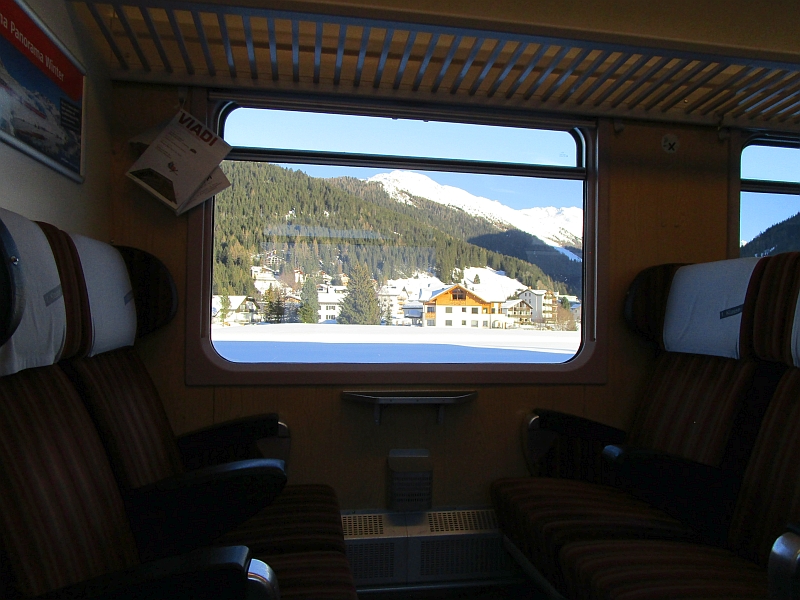 Blick durch das Zugfenster auf die Winterlandschaft