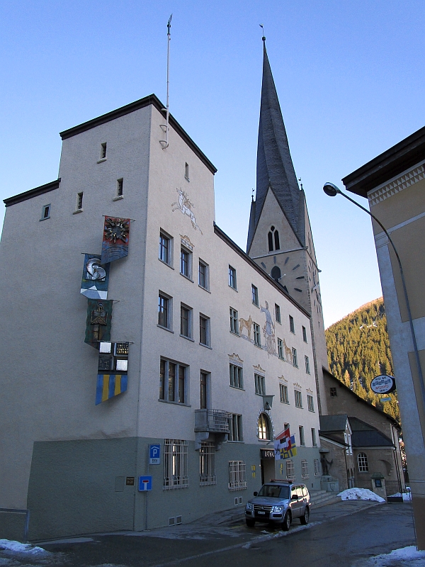 Rathaus von Davos und Kirche St. Johann