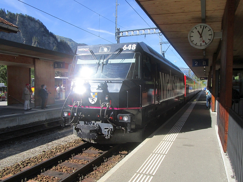 Einfahrt des Zugs nach St. Moritz in den Bahnhof Filisur