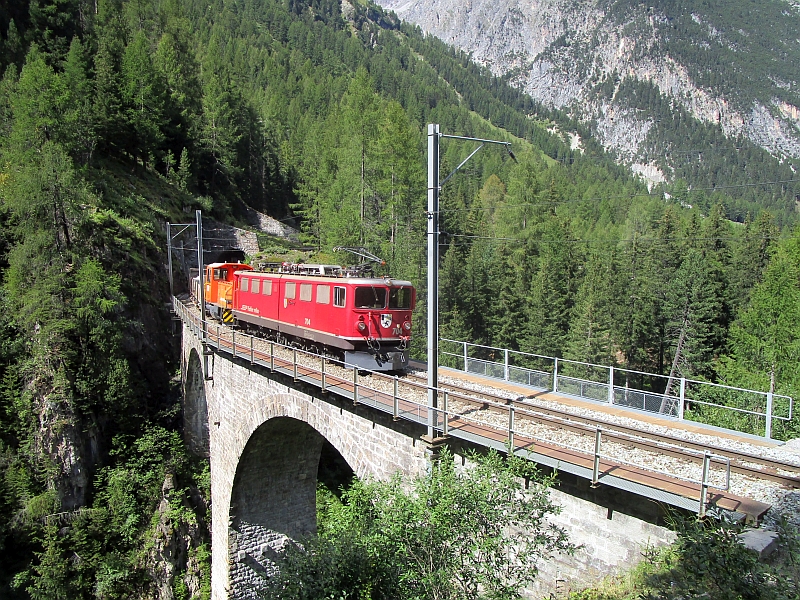 Bauzug auf einem Viadukt der Albulabahn