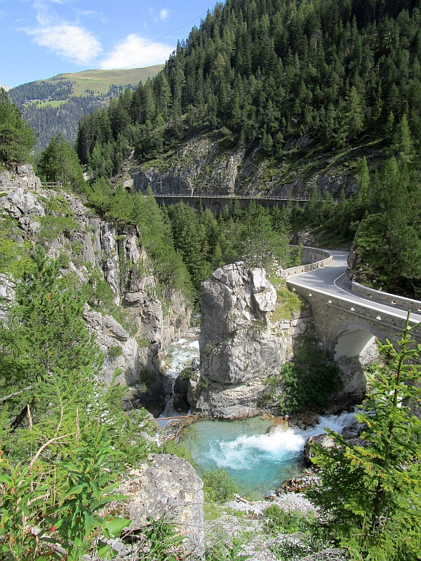 Bahnstrecke, Straße und Fluss im Albulatal