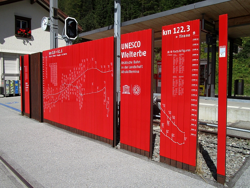 Infostelen zum UNESCO-Welterbe Albulabahn und Berninabahn