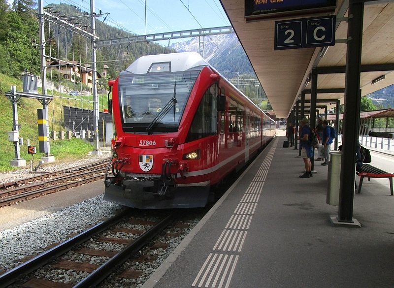 Einfahrt eines Alvra-Gliederzugs in den Bahnhof Bergün