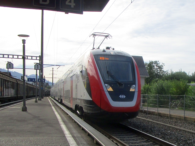Einfahrt eines Twindexx in den Bahnhof Siebnen-Wangen