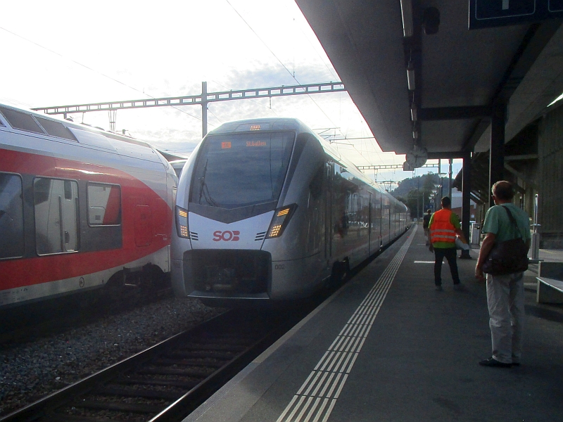 Einfahrt eines Flirt 3-Triebzugs der SOB in den Bahnhof Uznach