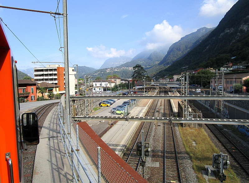 Fahrt mit der Monte-Generoso-Bahn über die Gleise der Gotthardbahn