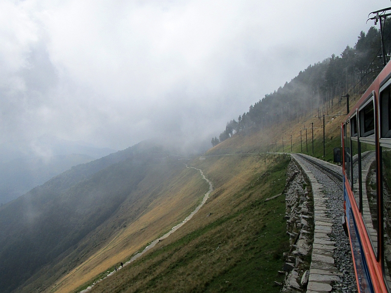 Fahrt auf einem gemauerten Bahndamm zum Gipfel des Monte Generoso