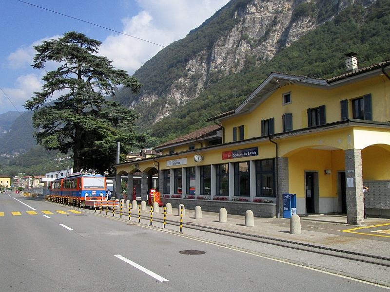 Zahnradbahn am Bahnhof Capolago-Riva San Vitale