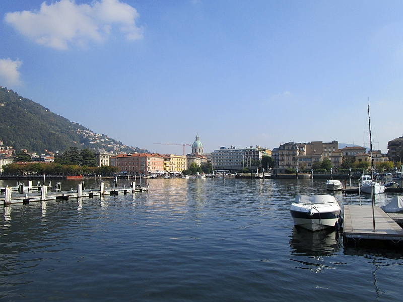 Blick über den Hafen zur Kuppel des Doms von Como