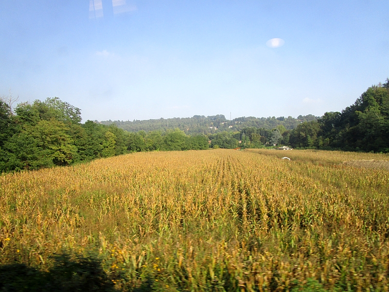 Blick aus dem Zugfenster bei der Fahrt von Como nach Mailand