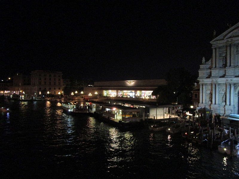 Bahnhof Venezia Santa Lucia bei Nacht