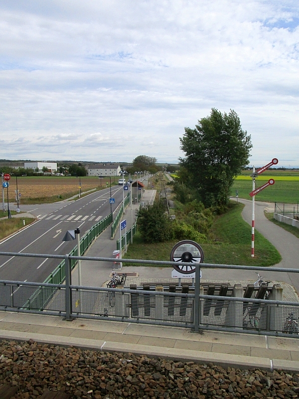 Blick vom S-Bahn-Haltepunkt Obersdorf zum Haltepunkt der Stammersdorfer Lokalbahn