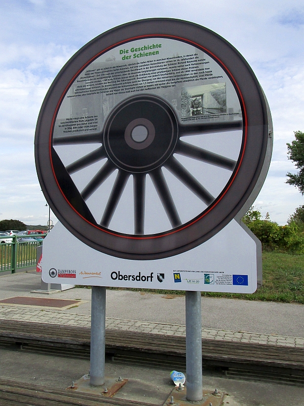 Tafel zur Geschichte der Stammersdorfer Lokalbahn am Haltepunkt Obersdorf