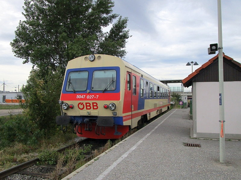 Dieseltriebzug der Reihe 5047 am Haltepunkt Obersdorf