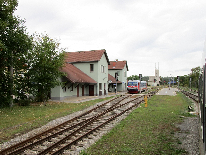 Einfahrt in den Bahnhof Groß-Schweinbarth