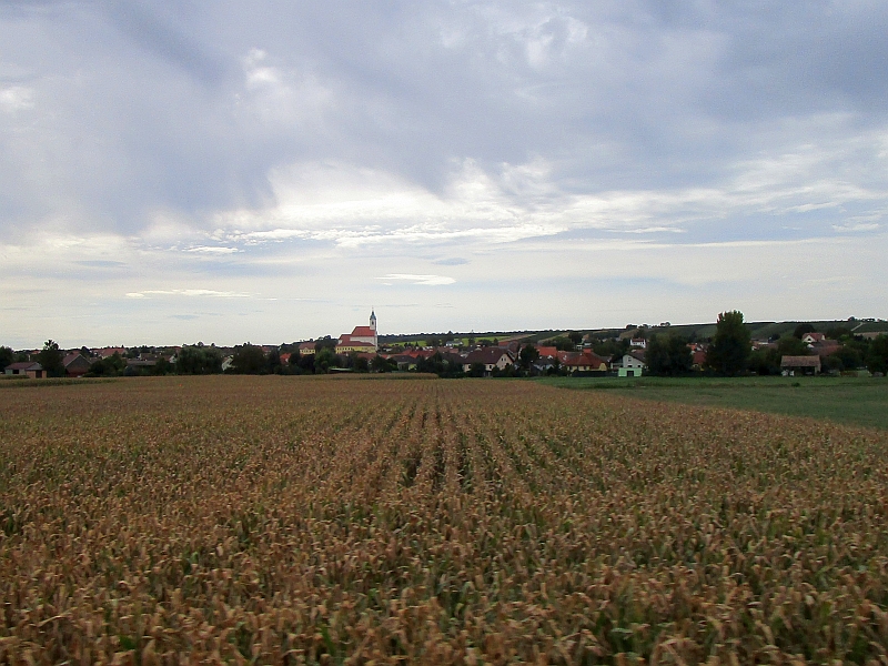 Blick vom Zug auf Groß-Schweinbarth mit Pfarrkirche
