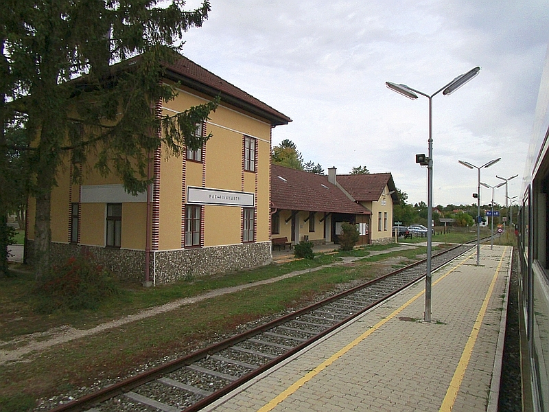 Einfahrt in den Bahnhof Bad Pirawarth
