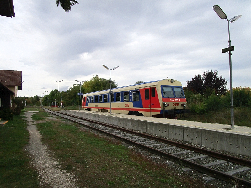 Triebzug der Reihe 5047 im Bahnhof Bad Pirawarth