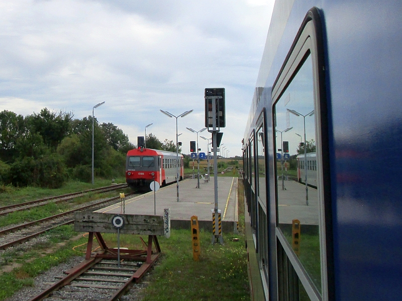Einfahrt in den Bahnhof Groß-Schweinbarth, links der Zug nach Gänserndorf