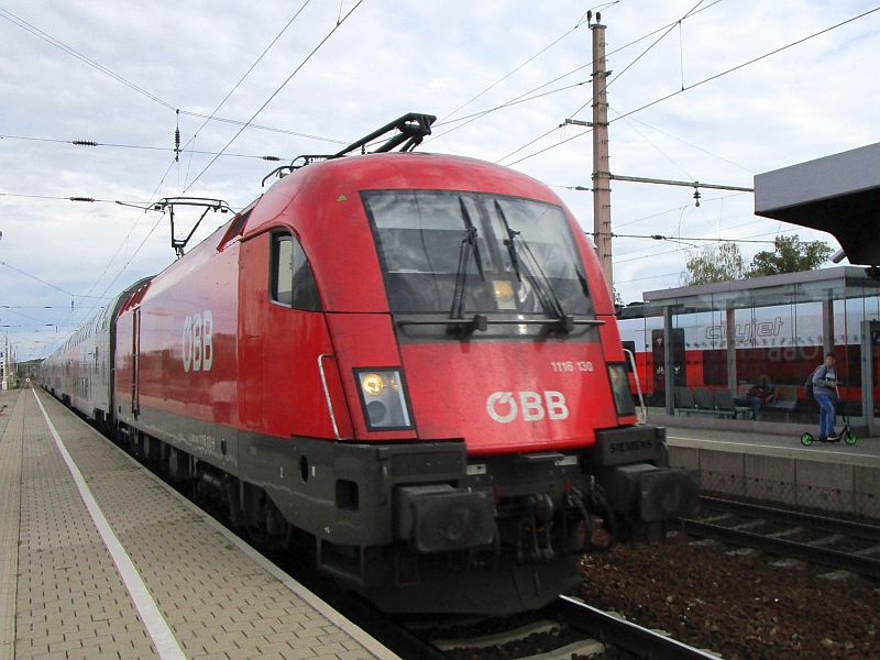 Einfahrt eines Regionalzugs in den Bahnhof Gänserndorf