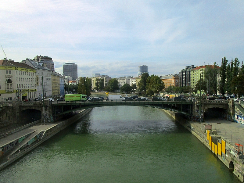 Fahrt über den Donaukanal in Wien