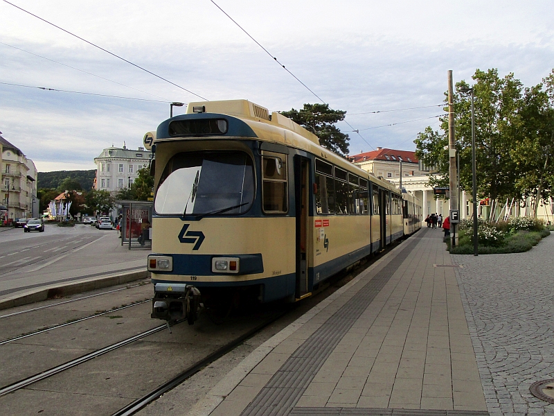 Triebzug der Badner Bahn in Baden