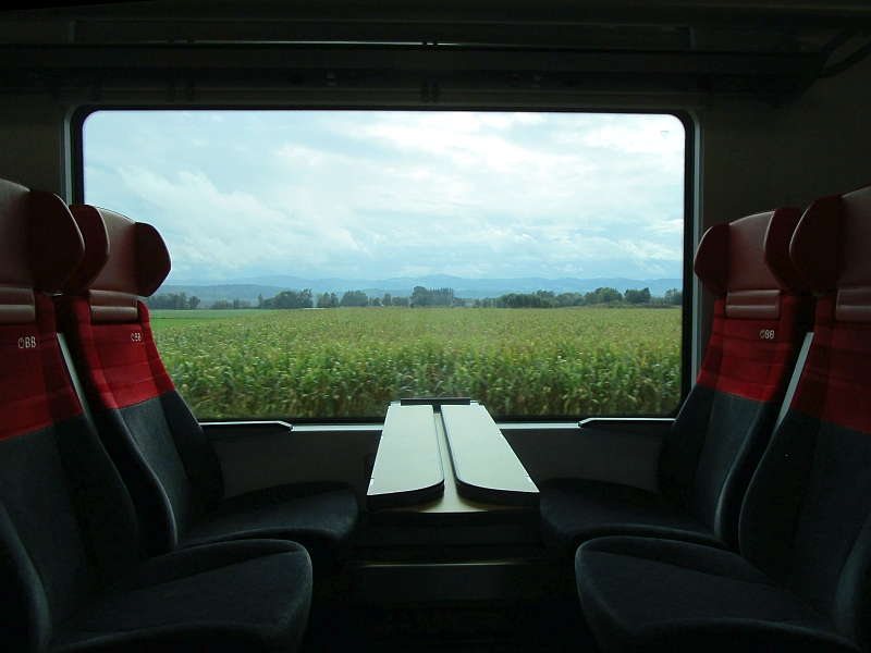 Blick aus dem Zugfenster bei der Fahrt auf der Westbahn