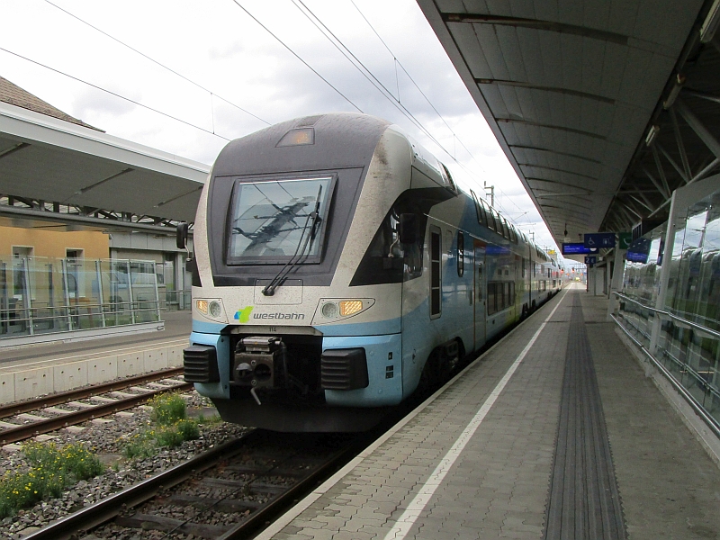 Einfahrt eines Kiss-Triebzugs der Westbahn in Amstetten