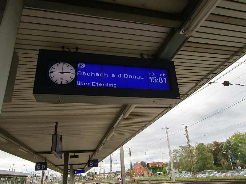 Anzeige des Regionalzugs nach Aschach im Bahnhof Wels
