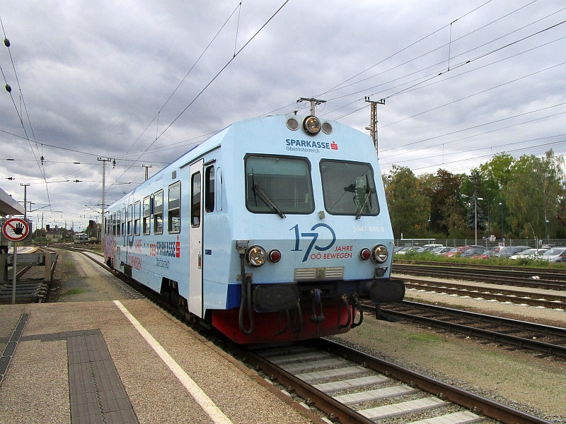 Dieseltriebzug der Reihe 5047 mit Ganzreklame '170 Jahre Sparkasse Oberösterreich' in Wels