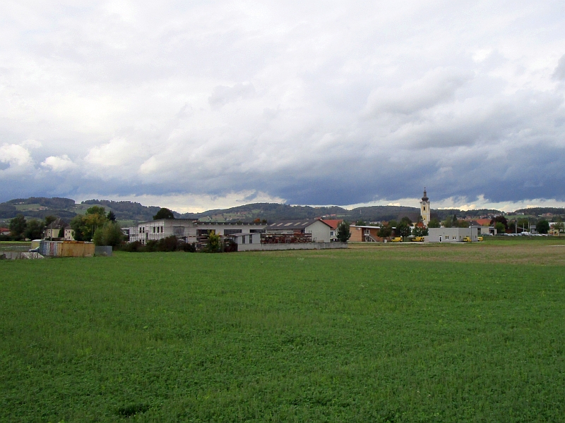 Blick vom Zug auf den Ort Hartkirchen