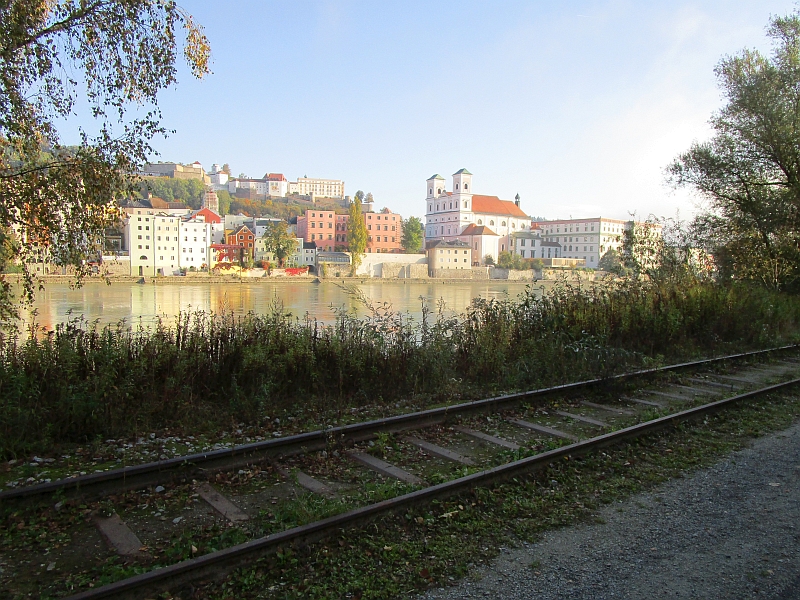 Gleis der Granitbahn, im Hintergrund der Inn und die Altstadt von Passau mit St. Michael