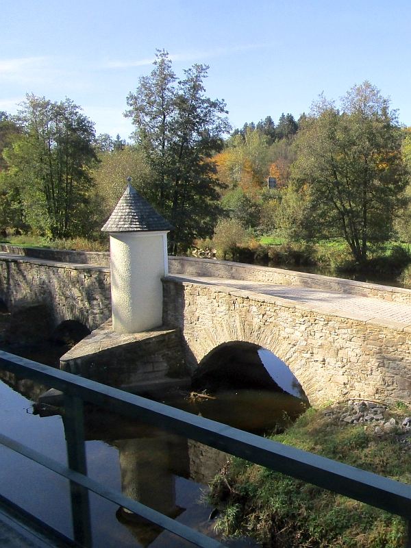 Denkmalgeschützte Steinbogenbrücke bei Bruckmühle