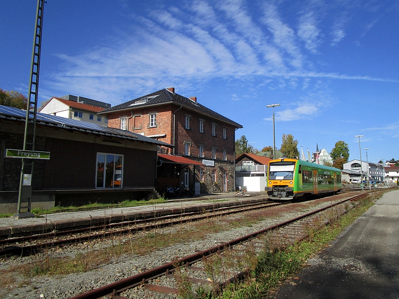 Zug nach der Ankunft im Bahnhof Freyung