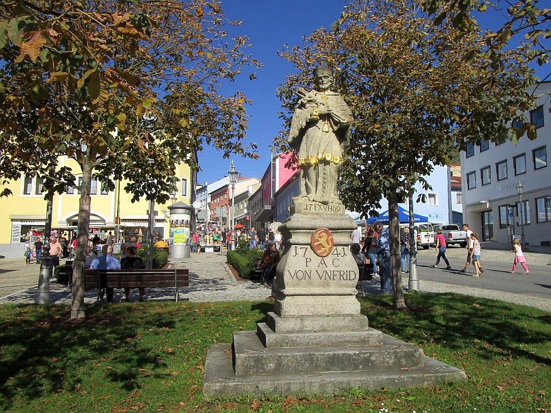 Statue von St. Johann von Nepomuk auf dem Stadtplatz von Grafenau